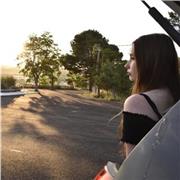 Soy una persona extrovertida, paciente y  me adapto fácilmente a los entornos. Me gustan los niños y la gente joven.